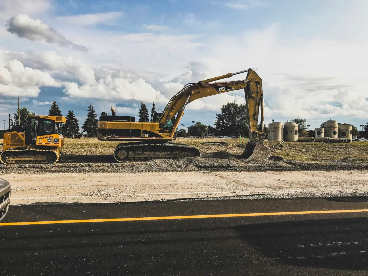 Caterpillar 320 rupsgraafmachine op een bouwterrein